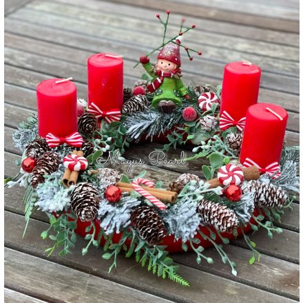 Adventi koszorú vidám gyerkőccel