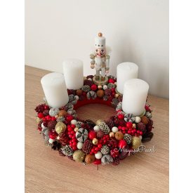 Diótörős adventi koszorú termésekkel